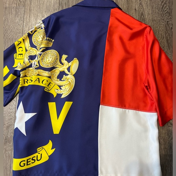 Men’s Versace 100% Silk Signature print button down t-shirt, size Medium (US 40) - Picture 2 of 4